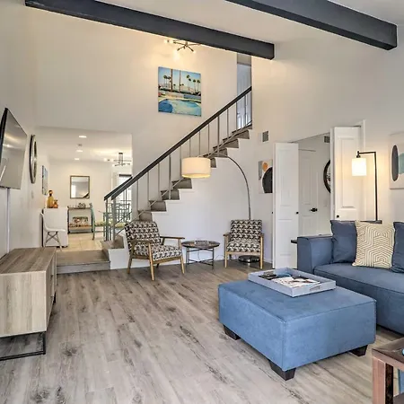 Modern Palm Springs Townhome Near Golf Courses